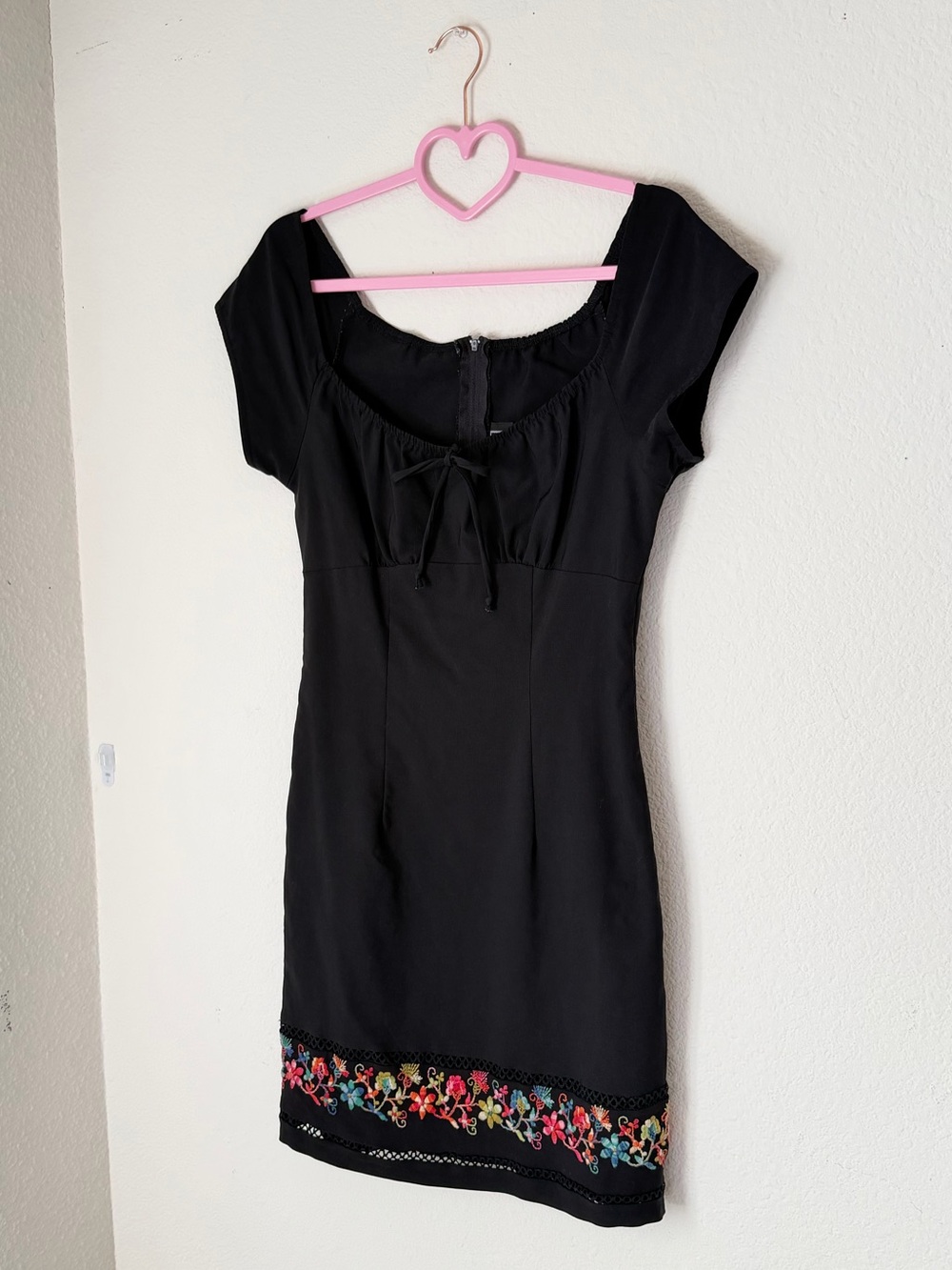 VTG City Triangles Black Embroidered Hem Short Sleeve Dress